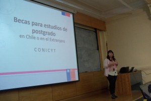 Carla Tossi, Encargada de Difusión de CONICYT, presentando becas para postgrados 