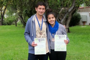 Sebastián Rivera, ganador de medalla de bronce nivel mayor, y Emiliana Reinoso, ganadora de medalla de bronce de nivel menor 