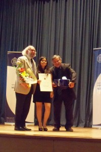 Daniela Torres recibe distinción como mejor graduado Licenciado en Educación y Profesor de Matemáticas  