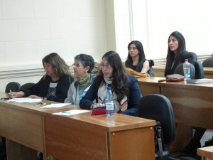 Profesoras Patricia Vásquez, Luisa Aburto y Estefanía Dorner evaluando exposición de los estudiantes 