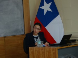 Carolina Henríquez presenta defensa de su Tesis frente a Comisión Evaluadora 
