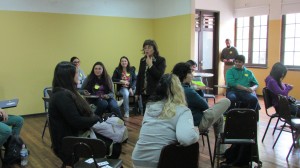 Académica Marcela Parraguez con alumnos IMA PUCV en pleno taller ARPA
