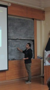 Profesor Aníbal Aguilera en su defensa de tesis de magíster 