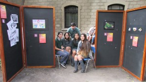 Grupo de alumnos de 3º medio del Colegio Antumapu de La Calera presentando sus proyectos en el concurso. 